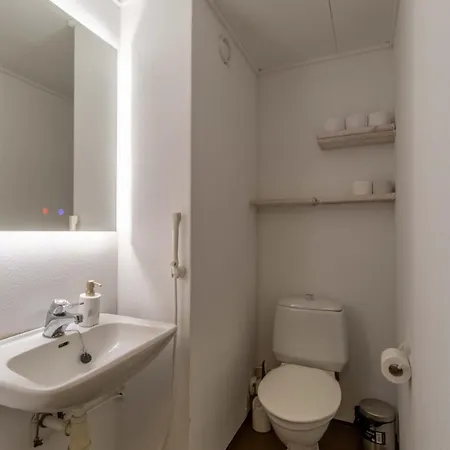 Only 9 Mins From The Airport 74,5 M2 With Free Parking & Beds For 7 *