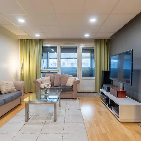 Good 3 With Free Parking & Beds For 6!